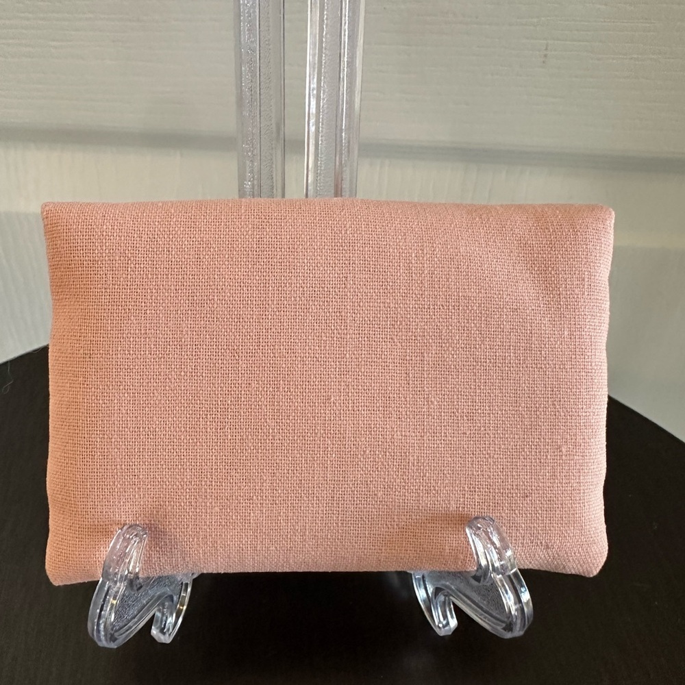 Gucci Beauty Pink Cotton Pouch with Comb – Satin Floral Interior - Picture 5 of 10